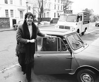 「Mini」は大衆の間ではもちろん、著名人にも愛された。写真はビートルズのメンバーであるポール・マッカートニーと、彼のMini(1967年)。