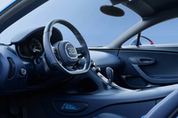 上質なレザーとマット仕上げのカーボンで覆われたインテリアは、ブガッティのイメージカラーであるブルーで彩られる。