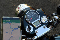 ヘッドランプカバーと一体になった計器盤には、機械式速度計やモノクロ液晶画面に加えて、専用カーナビ「トリッパー」のディスプレイ(写真右)も備わる。これはスマホのアプリ(写真左)と連携して使うもので、メーター上では「主要交差点までの距離と曲がる方向だけを伝える」のがミソ。直感的かつ便利で、スマホを日差しと風雨にさらすことなくしまっておけるのもいい。