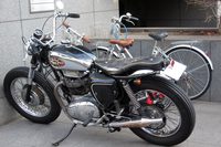 二輪免許を取得して初めて手に入れたのが、こちらの1968年製「BSA A65サンダーボルト」。1968年といったら、日本車だと「マツダ・コスモスポーツ」とか「いすゞ117クーペ」とかがデビューした年である。……多くは語らないが、とにかくヒドい目に遭いました。