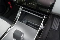 シフトセレクター前方のリッドを開けるとUSBタイプCポートとワイヤレスチャージャーが姿を現す。