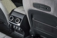 前席の背もたれ背面やセンターコンソールの後端には、後席のパッセンジャーが使うUSBソケットが備わる。