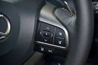 ステアリングホイールの右側スポーク部には、プリクラッシュセーフティーシステムやレーンキーピングアシストのスイッチが並ぶ。