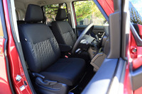 シート表皮は「カスタム」系とその他のグレードでデザインが異なり、また前者の表皮はシミや汚れに強いはっ水機能付きとなる。