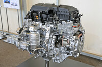 ハイブリッドシステムには、普段はモーターで走行し、巡航時などエンジンのほうが効率がよいシーンではエンジンで走行する2モーターハイブリッドシステム「e:HEV」を採用。(写真:荒川正幸)