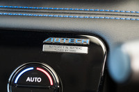 エアコンパネルの端には「AUTECH SPORTS SPEC TUNED BY NMC」のバッジが貼られている。