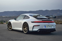 「911 GT3」のリアビュー。ディフューザーやエアインレット、リアリッドのデザインが変更されている。