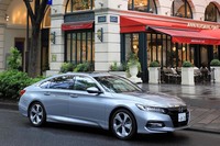 日本でもようやく販売がスタートした新型「ホンダ・アコード」。海外での評価も高い10代目の“母国仕様”に試乗しました。(photo:荒川正幸)