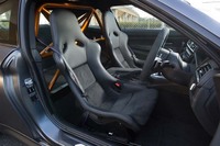 カーボン製のフルバケットシートは、通常の「M4クーペ」のシートに比べて、50%以上の軽量化がなされている。公道では使用できないが、6点式シートベルトも付属する。