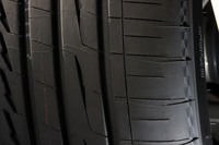 イン側の消音器は、タイヤが摩耗しても消音効果が持続するよう形状を工夫。ショルダー部には、トレッド面から伝わる振動を和らげる「3Dノイズカットデザイン」という模様が施されている。