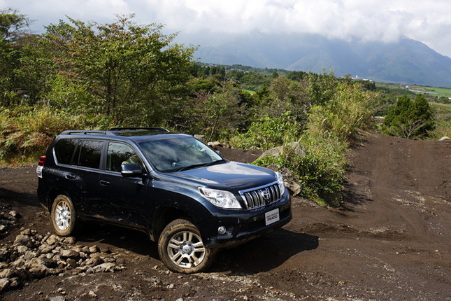 【スペック】TZ-G:全長×全幅×全高=4760×1885×1885mm/ホイールベース=2790mm/車重=2230kg/駆動方式=4WD/4リッターV6DOHC24バルブ(276ps/5600rpm、38.8kgm/4400rpm)/価格=475万円(テスト車=586万8250円/レーダークルーズコントロール&プリクラッシュセーフティシステム=14万7000円/リアフォグランプ&寒冷地仕様=2万3100円/チルト&スライド電動ムーンルーフ=10万5000円/ルーフレール=2万6250円/HDDナビゲーションシステム&プラド・スーパーライブサウンドシステム=81万6900円)