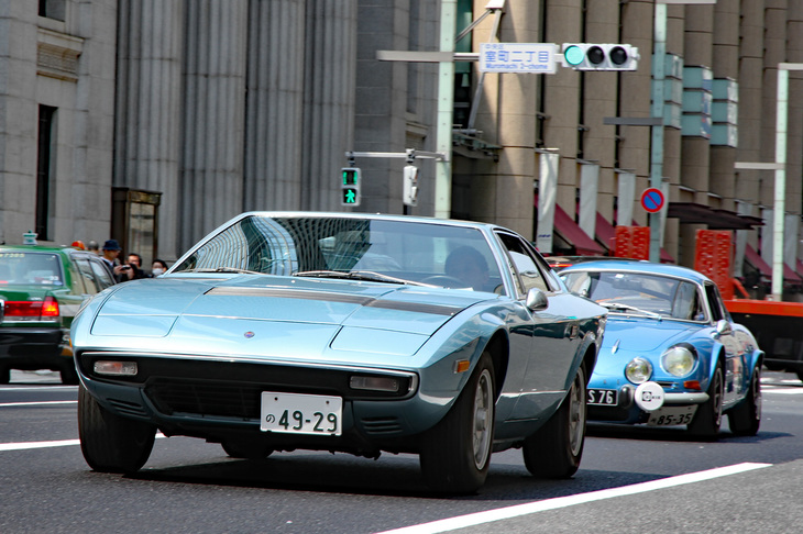 ベルトーネ時代のマルチェロ・ガンディーニの手になるボディーのフロントに4.9リッターV8 DOHCエンジンを搭載した1975年「マセラティ・カムシン」に、1975年「アルピーヌA110 1600SI」が続く。