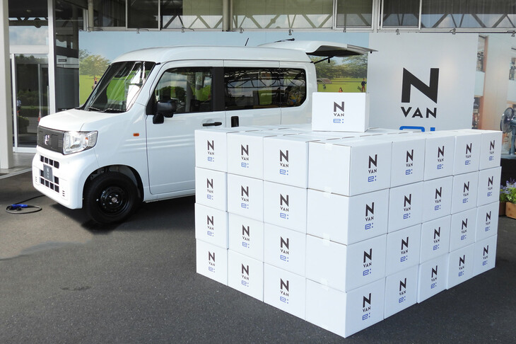 「三菱ミニキャブEV」「ASF2.0」に次ぐ、待望の軽商用EVである「ホンダN-VAN e:」。積載能力は“120サイズ”のダンボールが71箱で、最大積載重量は350kg(1人・2人乗り仕様)、一充電走行距離は245km(WLTCモード)と、十分な性能を備えている。