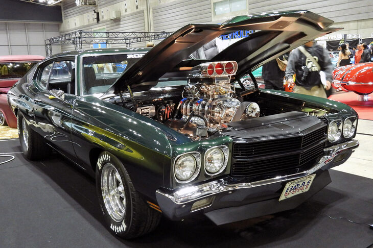 こちらも違う意味でディープな一台。1970年式の「シボレー・シェベル」。東京タワーよろしくそそり立つスーパーチャージャーが、最高にイカしている。