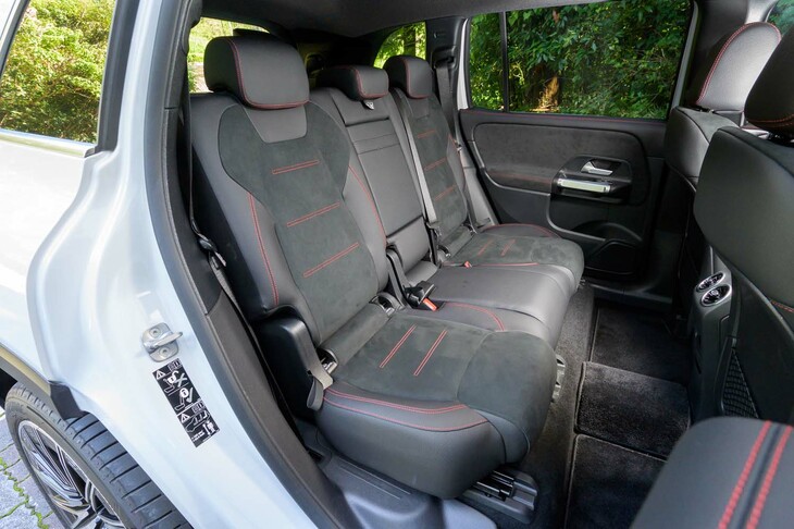 2列目シートは6:4の左右分割式で、個別にリクライニング/スライド調整が可能。フロントセンターコンソールの背面には、エアコン吹き出し口と2口のUSB Type-Cポートが備わる。