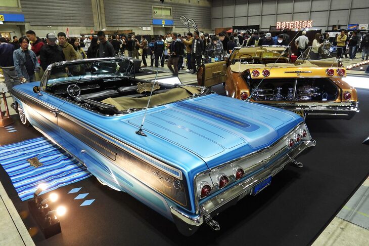 ……この辺から、なんだかディープな世界に入ってくる。写真向かって左は1962年式「シボレー・インパラ コンバーチブル」。