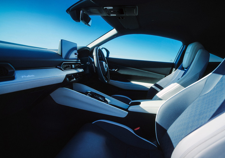 コンセプトモデルでは非公開だったインテリアは、2025年4月のプロトタイプ発表で明らかとなった。