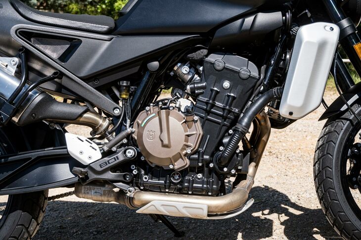 「KTM 790デューク」にも搭載される、排気量799ccの並列2気筒DOHCエンジン。最高出力は105PS、最大トルクは87N・mと、従来モデル「ハスクバーナ・スヴァルトピレン701」より、実に30PSものパワーアップを果たしている。