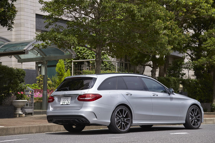 国内で2015年7月にデビューした「メルセデス・ベンツC450 AMG 4MATICステーションワゴン」は、2016年4月に「メルセデスAMG C43 4MATICステーションワゴン」へと改称。同年8月にはトランスミッションが7段から9段に変更された。