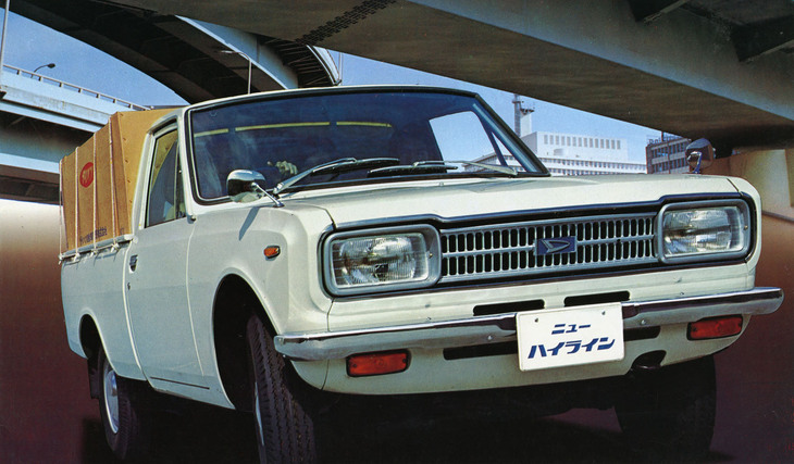 1969年にフルモデルチェンジされた2代目「ダイハツ・ハイライン」。角形ヘッドライトの採用などで近代化されたが、初代の持っていた個性は薄れた。1970年代に入り、これに続いて世代交代を果たしたライバルたちも似たような印象がある。