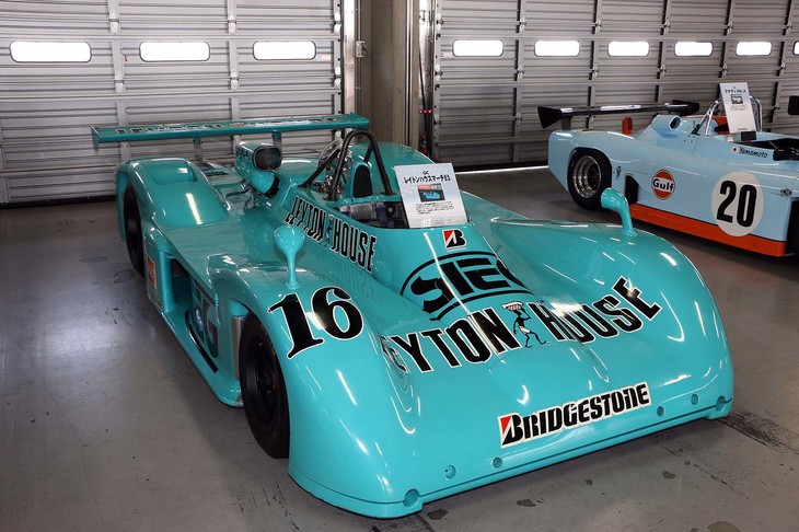 「レイトンハウス マーチ85」。1985年より本格的に活動を開始したレーシングチーム「レイトンハウス」が、富士グランチャンピオンレースに投入したマシン。こちらは同チームのエースドライバーであった萩原 光選手がドライブした車両である。萩原選手は1986年に、レイトンハウスのレーシングカーのテスト中に事故に遭い、29歳という若さでこの世を去った。日産ワークスチームからのルマン24時間レース参戦を目前に控えての出来事だった。