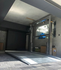 1台分のスペースで2台駐車を可能とするテクニカル東新のガレージリフトがホームパーク24。片側2柱式を採用するため縦列などの場合でも入出庫がしやすく、間口の狭い場所での通路もしっかりと確保できる。ガレージに合わせて装置やパレットサイズのオーダーも可能だ。