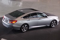 なだらかなルーフラインが特徴の新型「アコード」。シャープなショルダーラインやドア下部のキャラクターラインも目を引く。