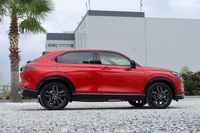 「ヴェゼルe:HEV RS」のボディーサイズは全長×全幅×全高=4385×1790×1545mm。全高は他グレード比-45mmで、多くの立体駐車場に入庫可能となった。