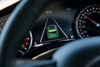 車線逸脱警報の作動状況はメーターパネルに表示される。車線中央を走っているときはボディーカラーが緑(写真)だが、車線を踏んだときは黄色に、車線をはみ出したときは赤に変わる。