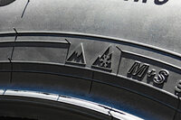 サイドウォールに施された「スノーフレークマーク」(右)と「アイスグリップシンボル」(左)。