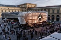 「IAAモビリティー2025」より。メルセデス・ベンツの市内展示会場の様子。ファサードはご覧のとおり、新しい「GLC」の光るグリルを模したものになっていた。