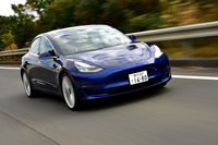 テスラはノート型パソコンなどと同じ汎用バッテリーの「18650」を採用してコストを抑えている。