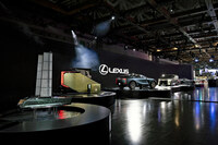 JMSにおけるレクサスブースの様子。「レクサス・スポーツ コンセプト」に「LSコンセプト」「LSクーペ コンセプト」「LSマイクロ コンセプト」……と、単一ブランドでこれだけショーカーをそろえたのだからスゴい。