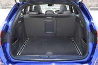 ラゲッジルームの容量は、5人乗車時で610リッター(VDA)。脱着式のトノカバーは、外した際には床下にしまうことができる。(写真をクリックすると、シートの倒れる様子が見られます)