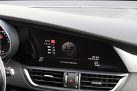 オーディオなどの機能を統合制御する「Connectシステム」の8.8インチモニター。ベースグレードを除き、ジュリアには900Wのアンプと14基のスピーカーからなるharman/kardonプレミアムオーディオシステムが装備される。