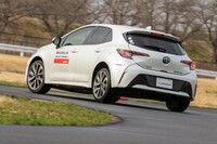 ステアリング操作に対する反応はシャープだが、過敏というほどまではいかない味つけ。だからこそ車種を選ばずに装着できる。