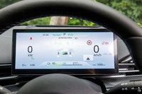 液晶メーターのサイズは10.25インチで、5インチの「ドルフィン」「ATTO 3」との車格の違いを誇示。ただし、ご覧のとおり描写には余白が多く、スクリーンサイズの割にフォントサイズは小さめ。