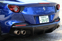 「ポルトフィーノM」の車体後部。空力特性の見直しにより、リアディフューザーの形状が変更されている。左右振り分け式の4本出しテールパイプが備わるエキゾーストシステムは、リアサイレンサーの廃止やバイパスバルブ制御の見直しなどが行われている。