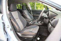 オレンジのステッチが入ったトリコットと合皮のコンビシートは「2.0i-S EyeSight」の専用装備。オプションで黒の本革シートも用意される。