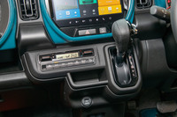 ダッシュボードに配されたストレートゲート式のシフトセレクター。新型「ハスラー」には、2ポートオイルポンプや高効率ベルトなどを用いた新型CVTが搭載される。