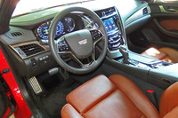 ダイナミックさとエレガントさが調和したインテリア。コナブラウンの本革シートも新鮮。