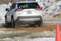コース上はご覧の通り、土とシャーベット状の雪が入り混じったような状態となっており、凍結路面での性能などは確かめられなかった。