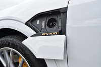 ボディーの左フェンダーにCHAdeMO規格の急速充電(50kWまで)に対応するソケットを配置。「e-tronチャージングサービス」という5000円の月会費と15円/分の従量料金(1年目のみどちらも無料)で充電が行えるサービスの提供もスタートした。