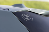 リアのBMWエンブレムはテールランプの間ではなく、リアウィンドウの右端と左端に1つずつ備わっている。これは「M1」へのオマージュだ。