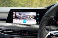 1.5リッターモデルはドライブモードセレクターを搭載。モードは「エコ」「コンフォート」「スポーツ」に「カスタム」を加えた全4種類。