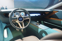 「マツダ・ビジョンXクーペ」のインテリア。助手席前にもディスプレイが組み込まれている。