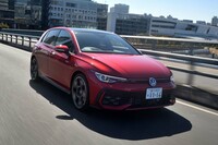 豊洲大橋を渡る「ゴルフGTI」。標準モデルよりパワフルなエンジンを搭載し、電子制御デファレンシャルロック「XDS」等も装備するスポーツモデルだが、今回はその実力をフルに試す機会はなかった。