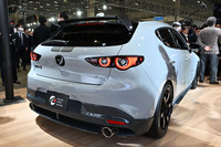 「マツダスピリットレーシング3コンセプト」のリアスポイラーはスーパー耐久参戦車両の「マツダ3」とよく似た形状だ。