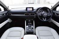 「CX-5 25T Lパッケージ」のインテリア。メタルウッドやサテンクロームメッキでドレスアップされている。