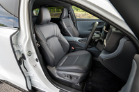 座面高は新型「クラウン」シリーズで最も高い650mmに設定。優れた前方視界がロングドライブ時の疲労を軽減する。